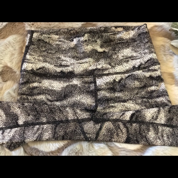 Lululemon, Hi-Rise, Wunder Under Pant 21” Size 6 - Picture 4 of 8